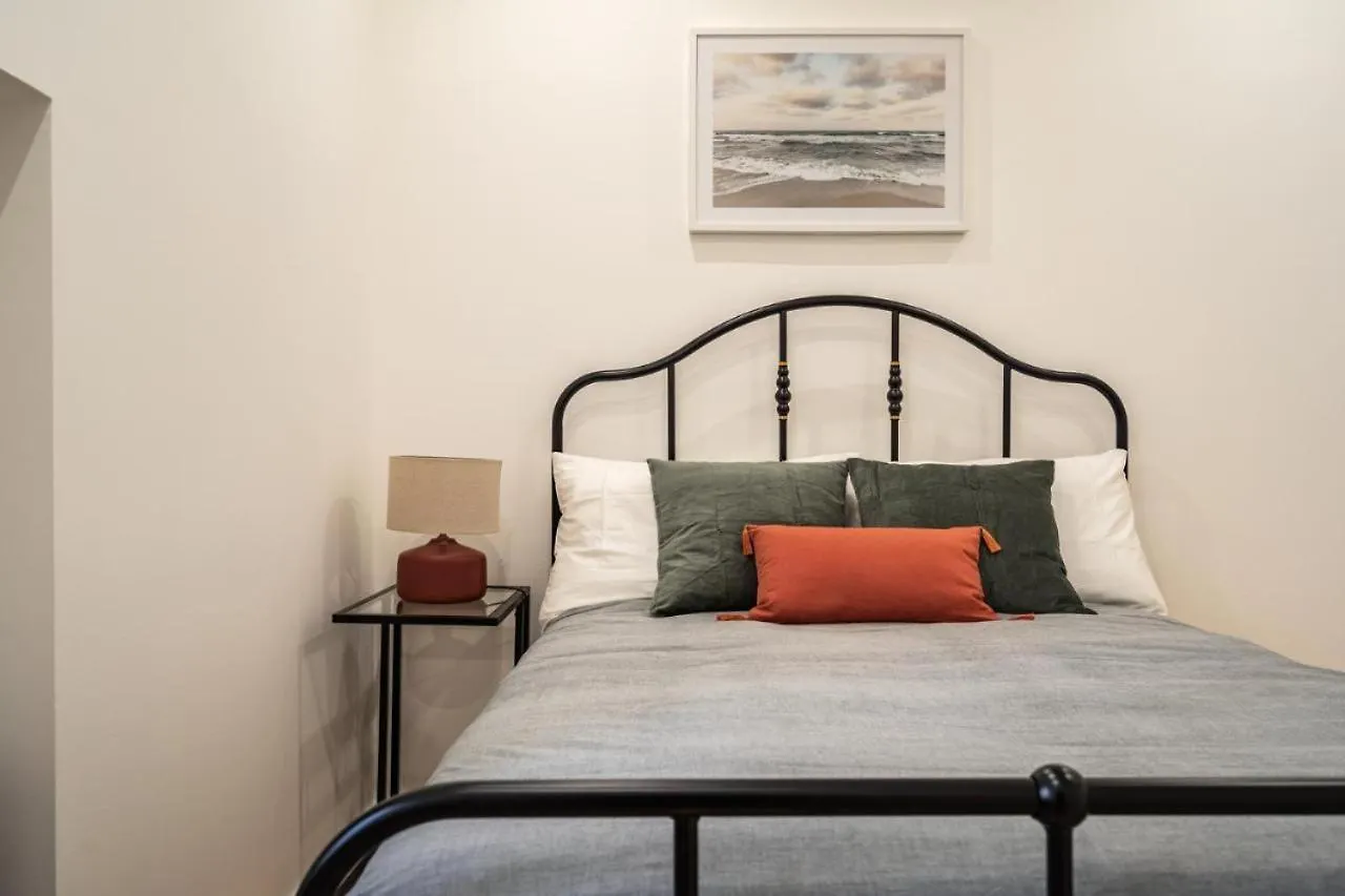 Whome Chic 2-Bed Near Santos & Alcantara Perfect For Families & Couples Lisboa 0*,  البرتغال